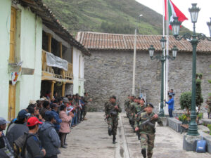 Izamiento de las banderas de Perú y de Chungui